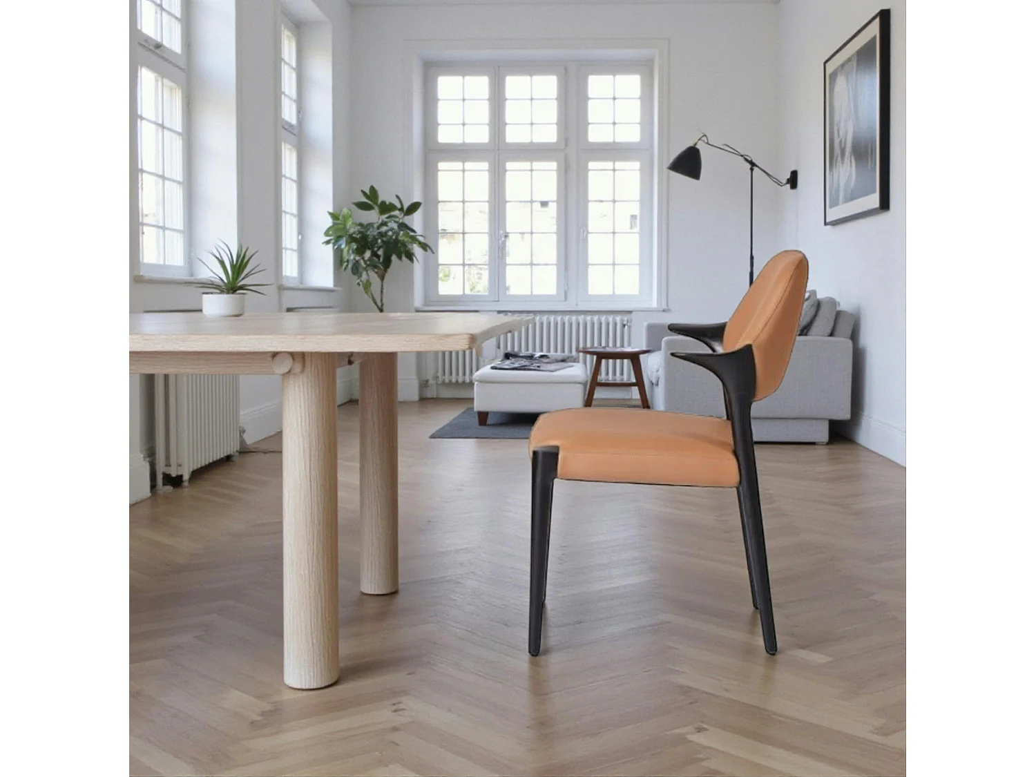 Chaise en cuir marron design, accoudoirs bois noir ALDER