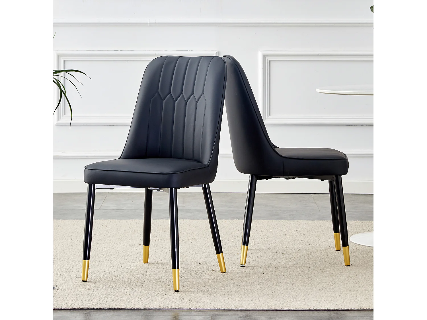 Lot de 2 chaises , pieds en métal noir, PU noir