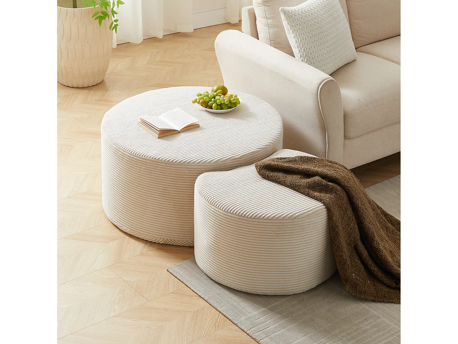 Set van 2 salontafels, ronde kussens, beige stof