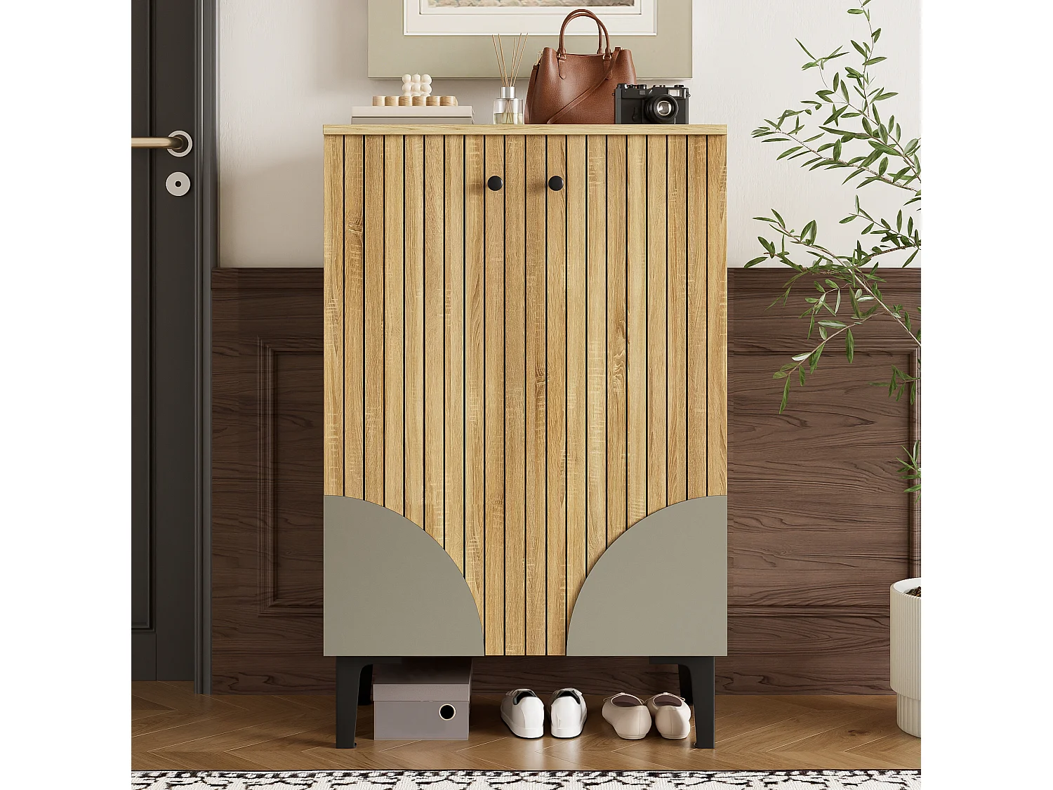 Meuble à chaussures avec 2 portes rayées , pieds en métal noir, naturel