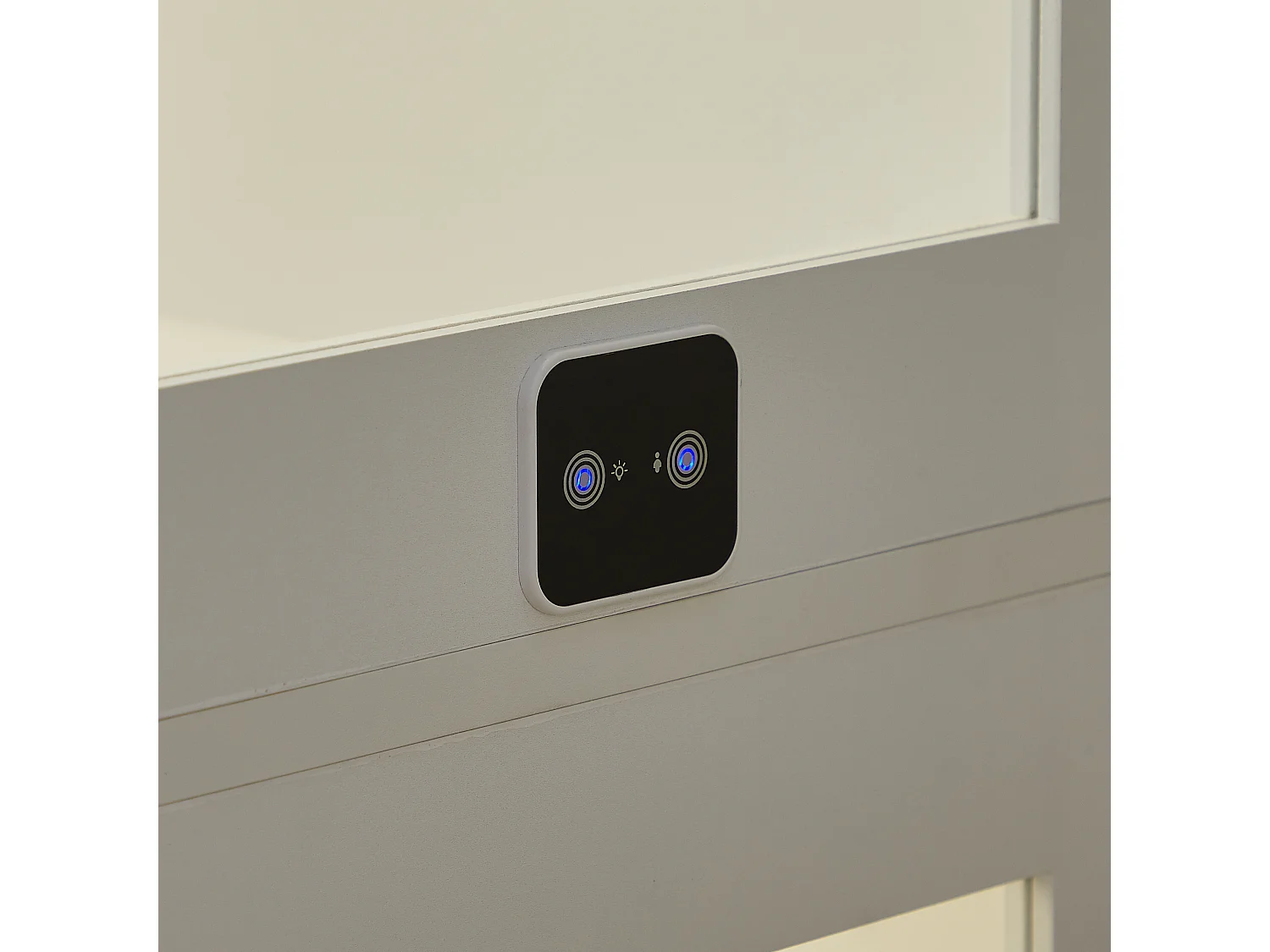 Vitrinekast met 4 glazen deuren, LED-verlichting en slimme sensoren, wit, MDF