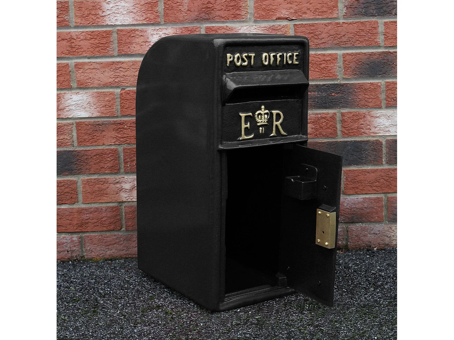 Czarna skrzynka pocztowa Royal Mail z podstawką