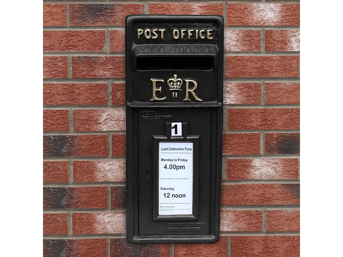 Čierna poštová schránka Royal Mail so stojanom