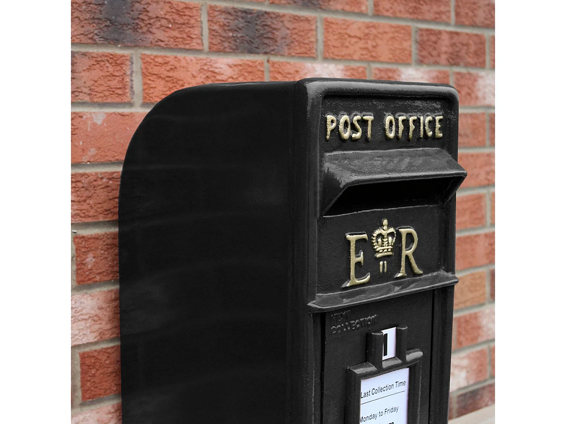 Čierna poštová schránka Royal Mail so stojanom