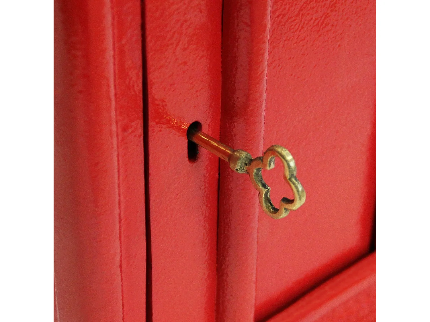 Czerwona skrzynka pocztowa Royal Mail z podstawką