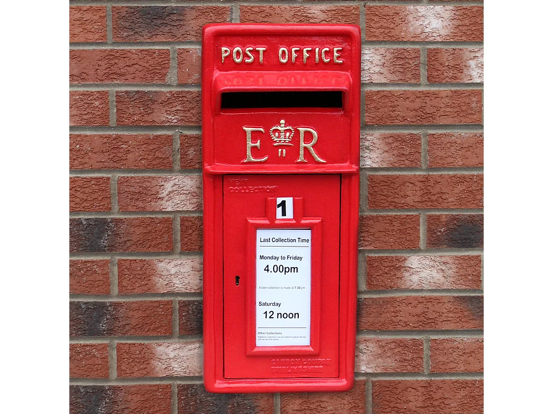 Červená poštová schránka Royal Mail so stojanom