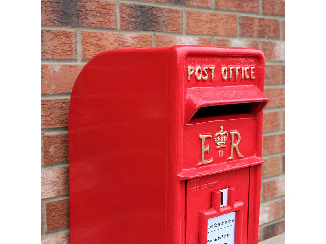 Červená poštová schránka Royal Mail so stojanom