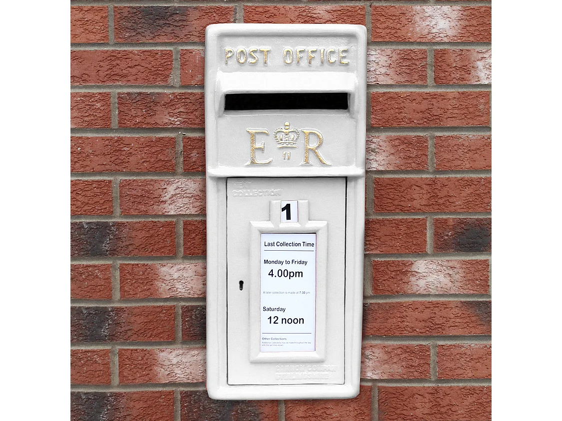 Biela poštová schránka Royal Mail so stojanom