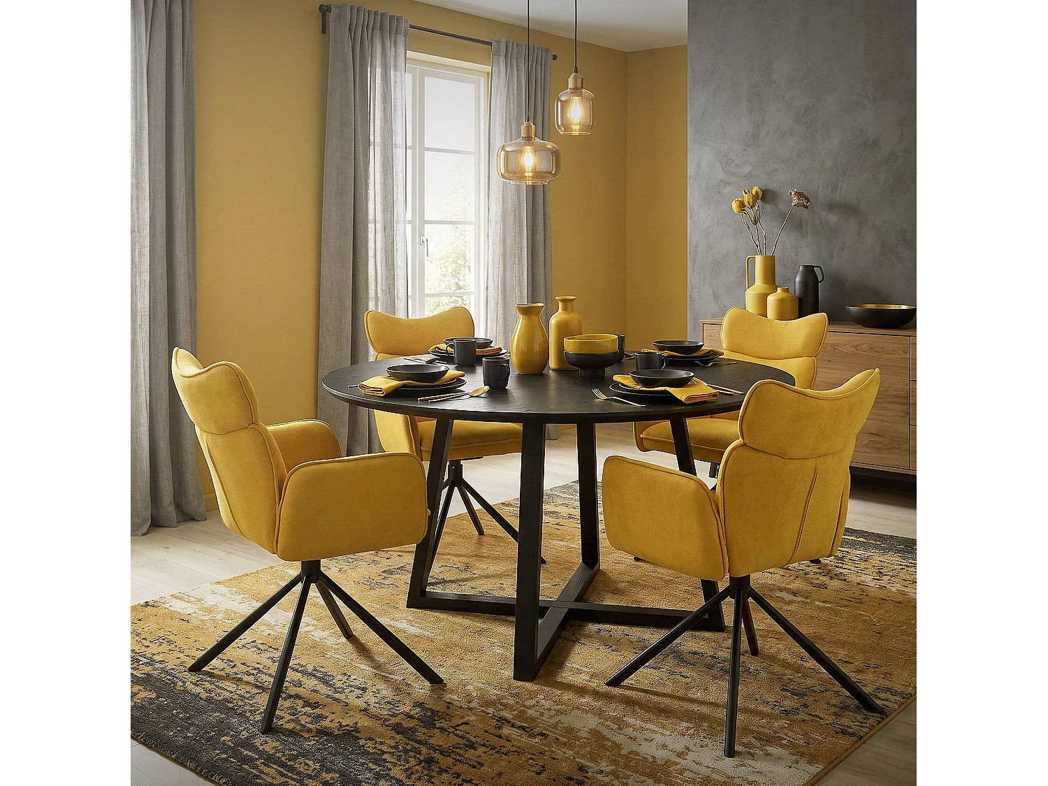 Lot de 4 chaises pivotantes en tissu moutarde avec accoudoirs et dossier ergonomique fauteuils à rotation pieds en métal noir sièges salle à manger