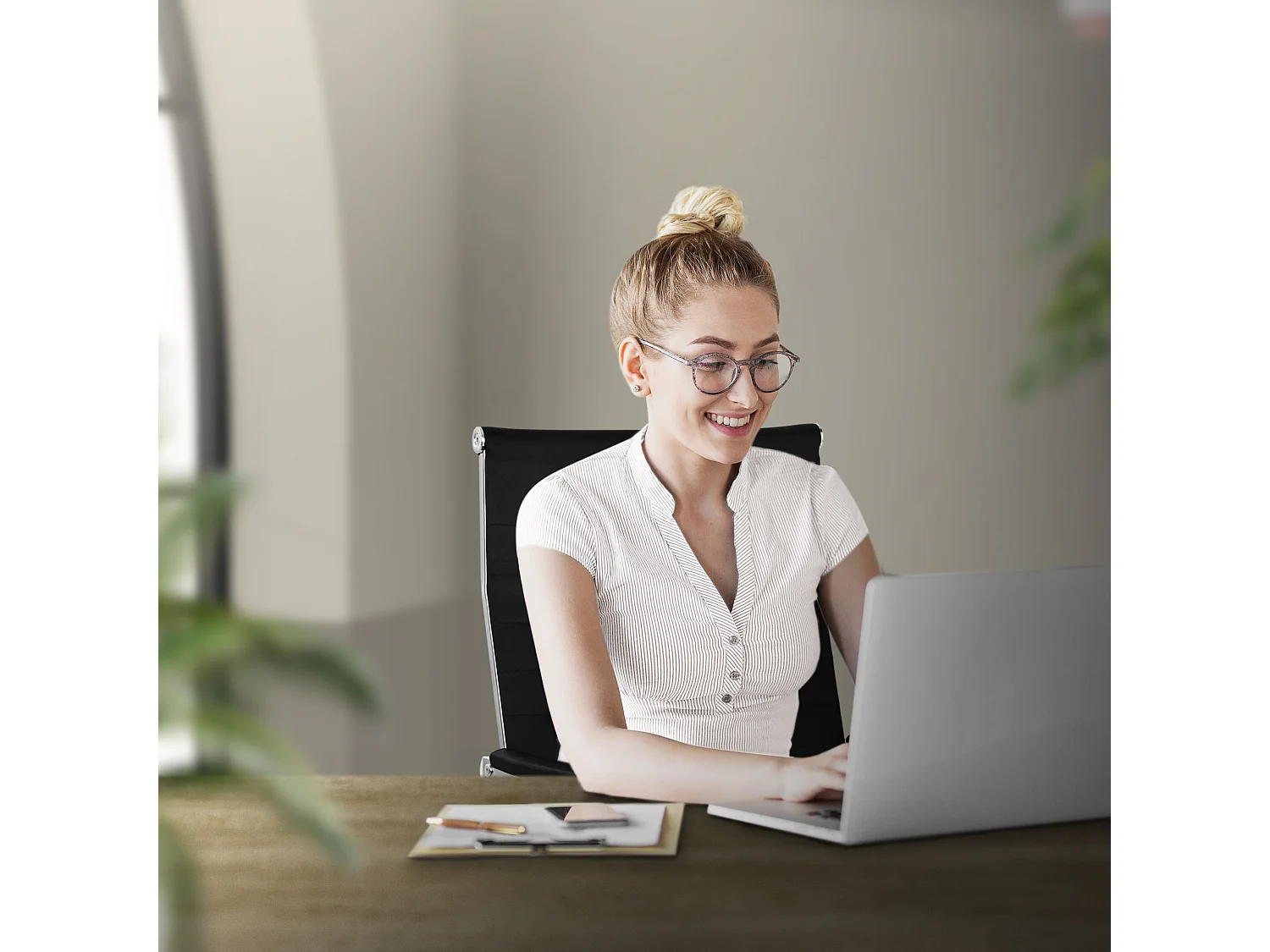 Chaise de bureau ergonomique noire en simili hauteur réglable avec accoudoirs et dossier rembourré fauteuil de travail pivotant siège de gaming