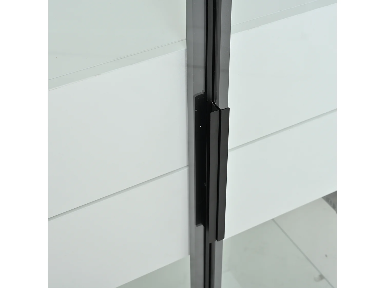 Vitrinekast 60x40x160 cm met ledverlichting. Twee verstelbare planken en twee lades. Gemaakt van MDF in zwart en wit. Voor in de woonkamer.