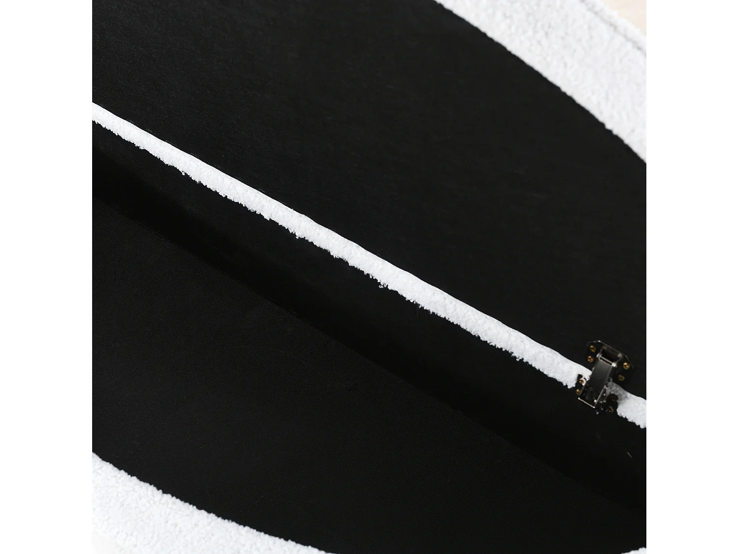 Bedbank 119x40x39 cm met opbergruimte. Gemaakt van wit MDF. Voor woon- en slaapkamer.