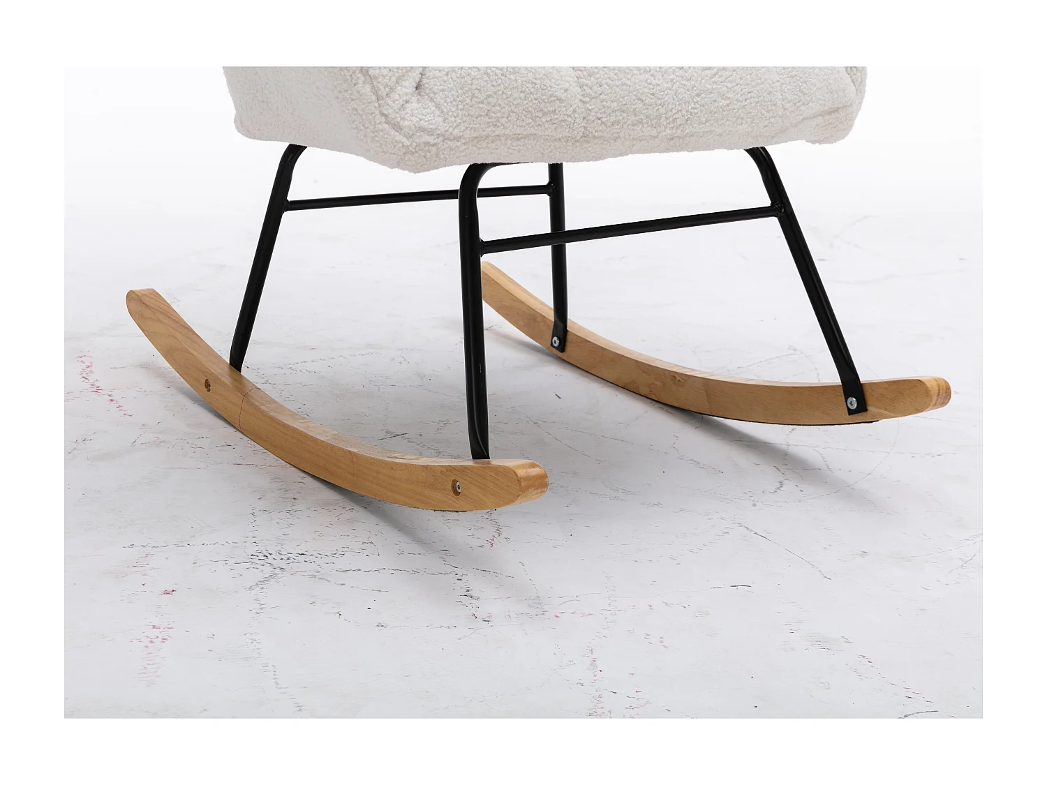 Fauteuil à bascule 80x70x95 cm, dossier haut capitonné, accoudoirs rembourrés, tissu teddy blanc