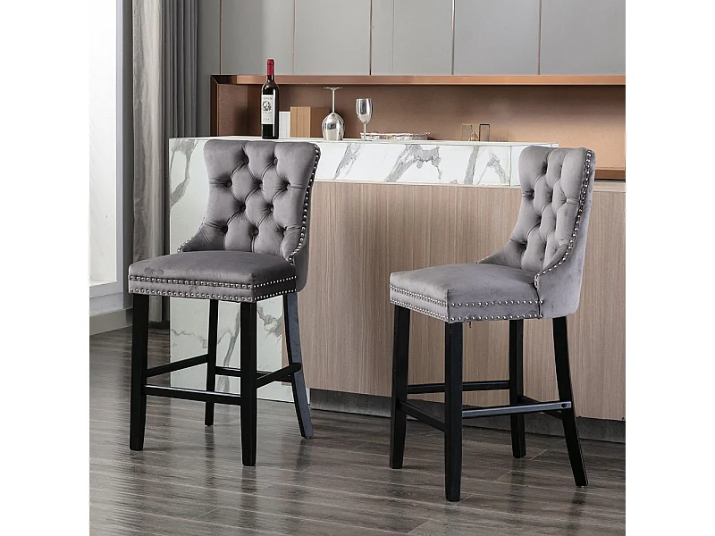 Ensemble de tabourets de bar avec détails rivetés et pieds en bois, garniture à clous chromés, velours, gris