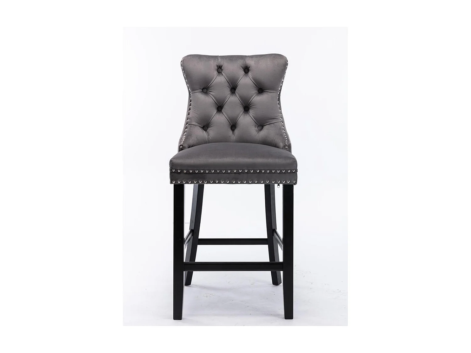 Conjunto de taburetes de bar con detalles remachados y patas de madera, tapizado con tachuelas cromadas, terciopelo, gris