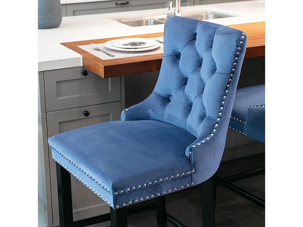Ensemble de tabourets de bar avec rivets décoratifs et pieds en bois, garniture chromée à clous, revêtement en velours, bleu