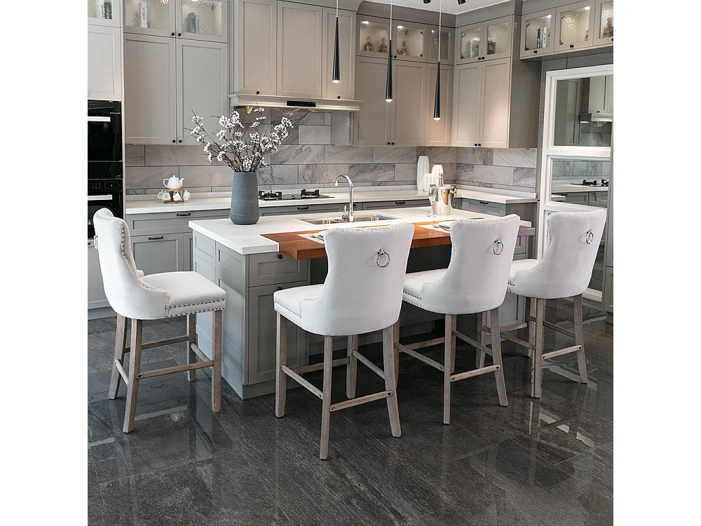 Ensemble de tabourets de bar avec détails rivetés et pieds en bois, garniture chromée à clous, velours, beige