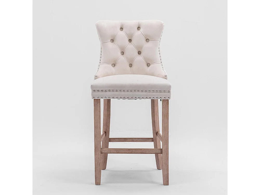 Ensemble de tabourets de bar avec détails rivetés et pieds en bois, garniture chromée à clous, velours, beige