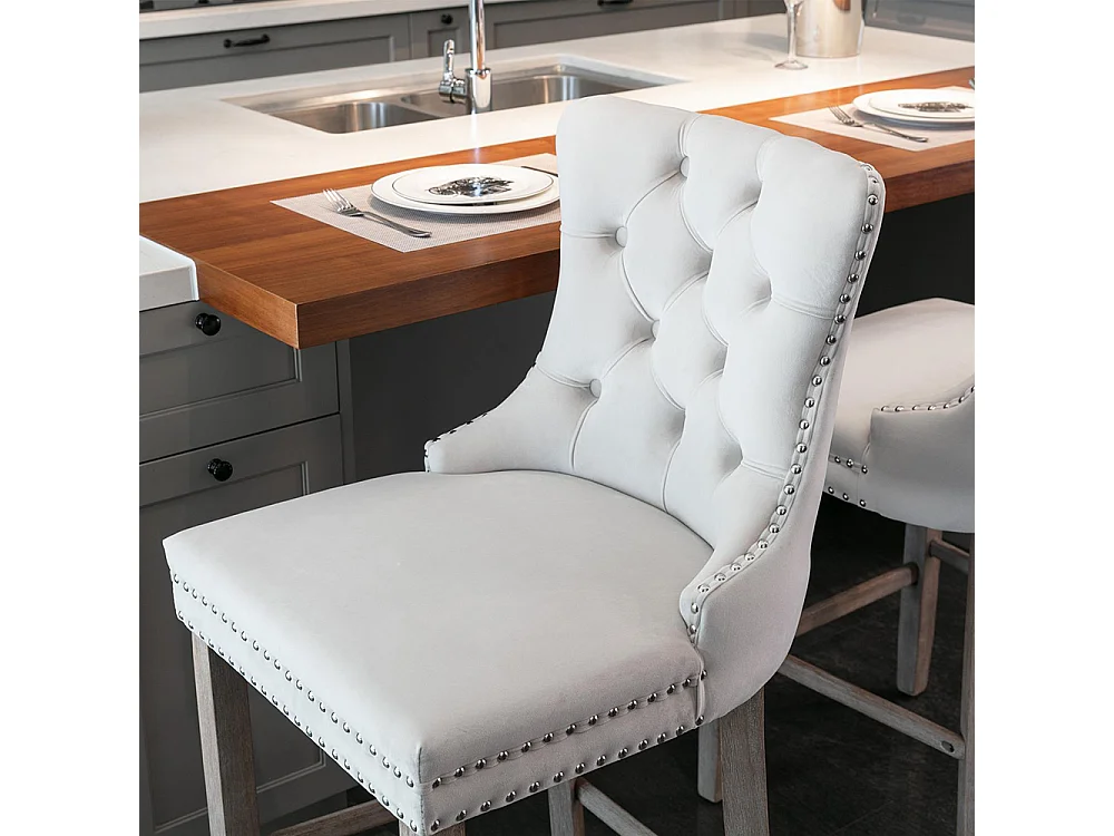 Ensemble de tabourets de bar avec détails rivetés et pieds en bois, garniture chromée à clous, velours, beige