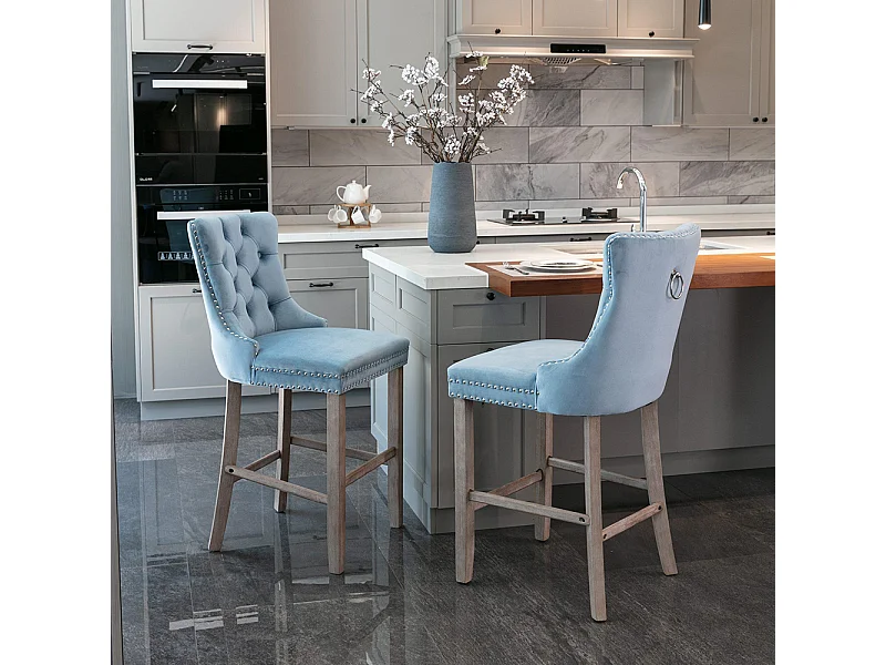 Gestoffeerde barkrukken, set van 2 Met decoratieve klinknagels en houten poten Verchroomde bekleding met klinknagels Fluwelen bekleding, lichtblauw