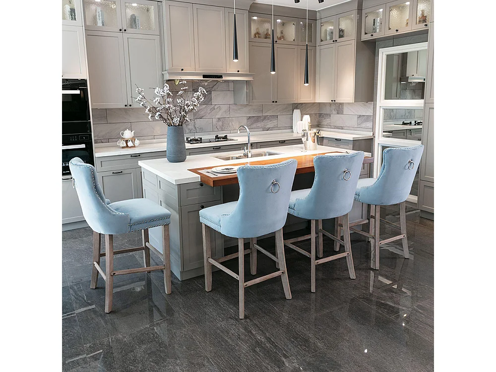 Taburetes de bar tapizados, juego de 2. Con remaches decorativos y patas de madera. Adornos cromados con remaches. Tapizado de terciopelo, azul claro.