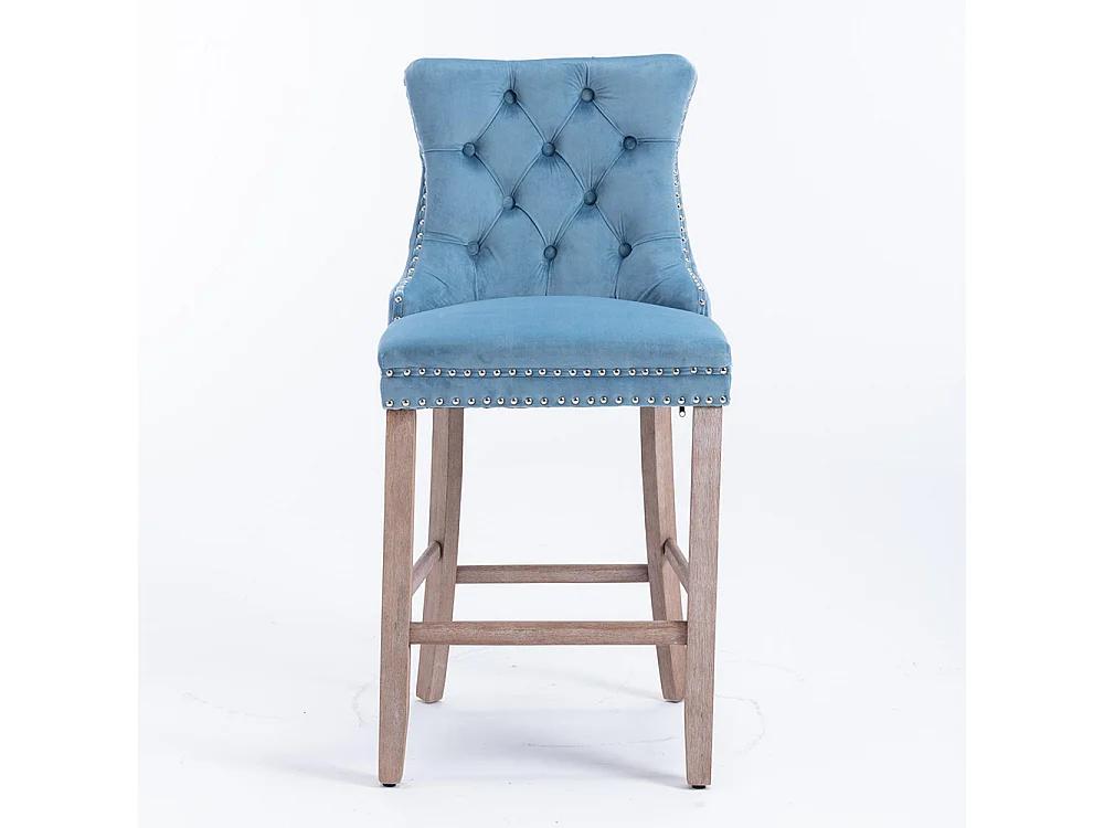 Taburetes de bar tapizados, juego de 2. Con remaches decorativos y patas de madera. Adornos cromados con remaches. Tapizado de terciopelo, azul claro.