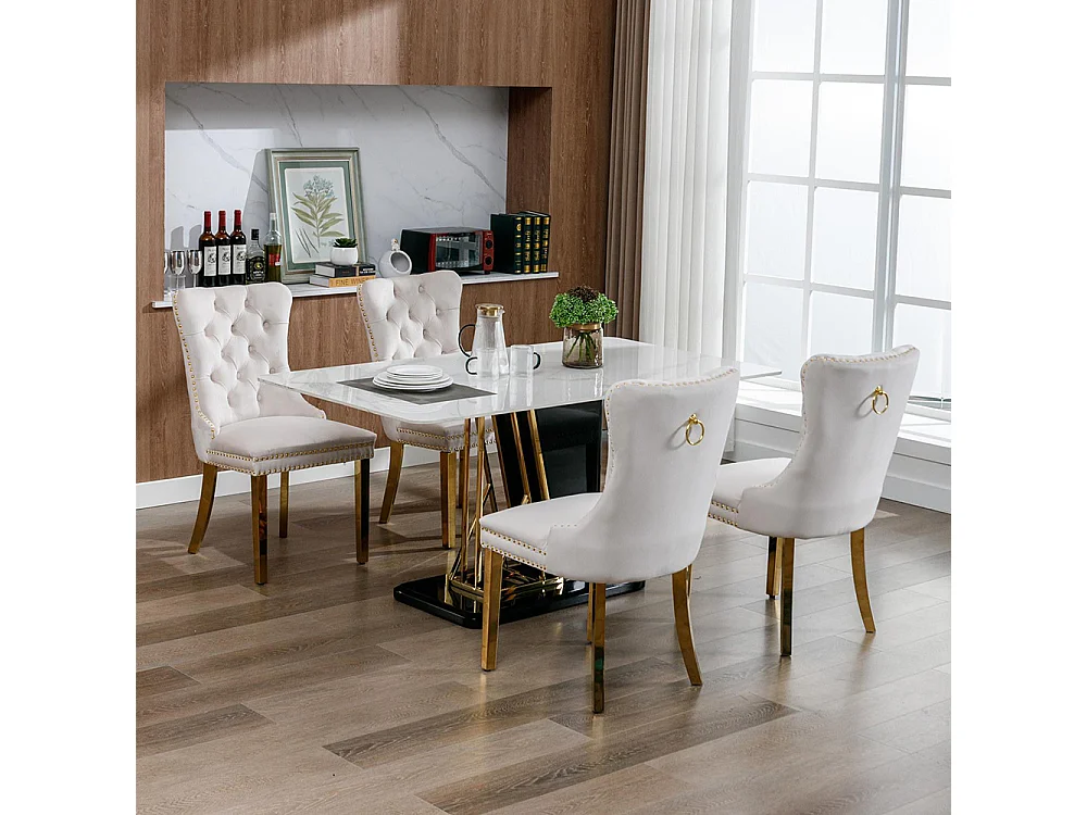 Chaise de salle à manger rembourrée avec pieds en acier inoxydable plaqué or, garniture à clous, revêtement en velours, couleur beige-or.