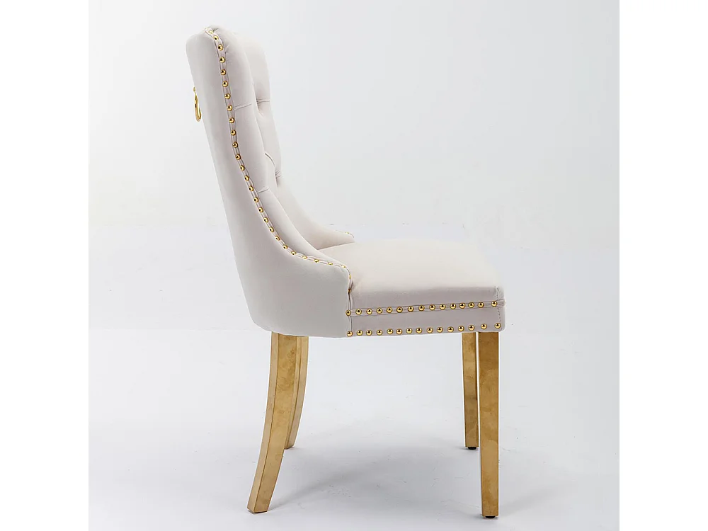 Chaise de salle à manger rembourrée avec pieds en acier inoxydable plaqué or, garniture à clous, revêtement en velours, couleur beige-or.