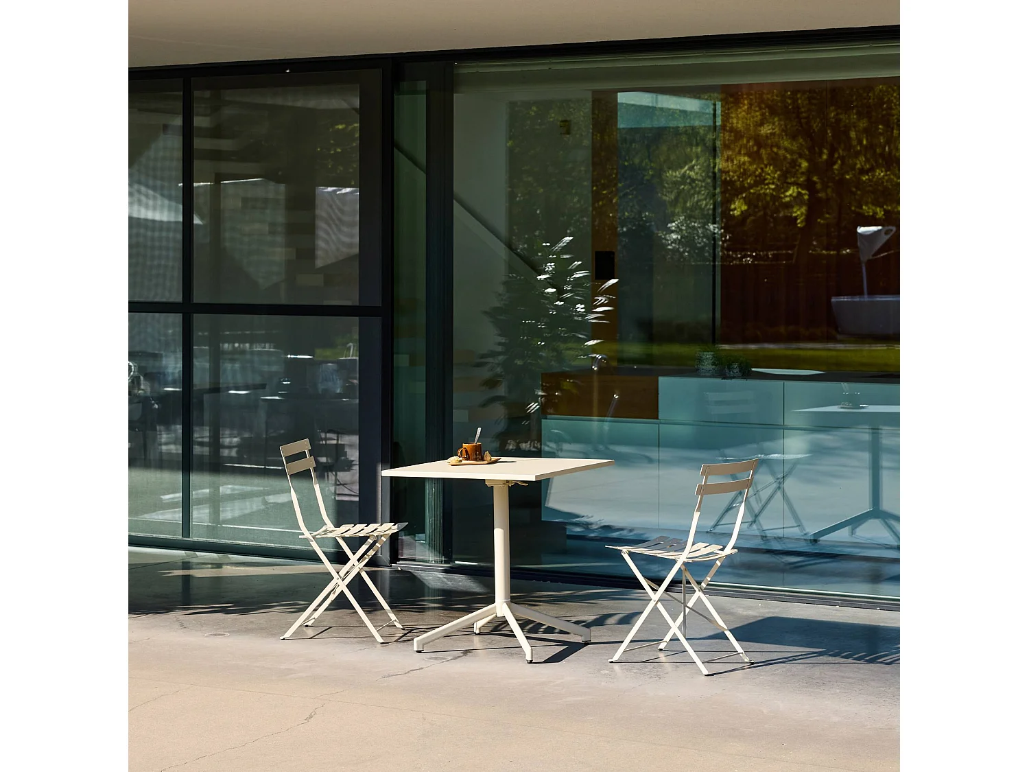 Table de jardin bistrot carrée pliante acier 2 places 70 cm beige - Chiara