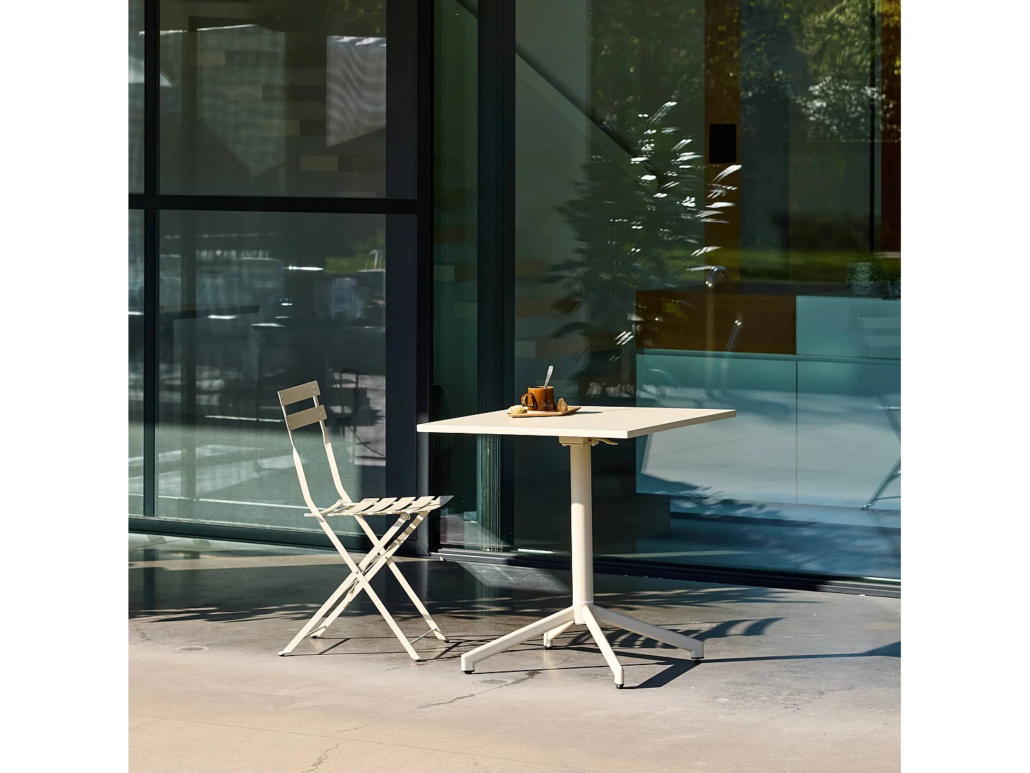 Table de jardin bistrot carrée pliante acier 2 places 70 cm beige - Chiara