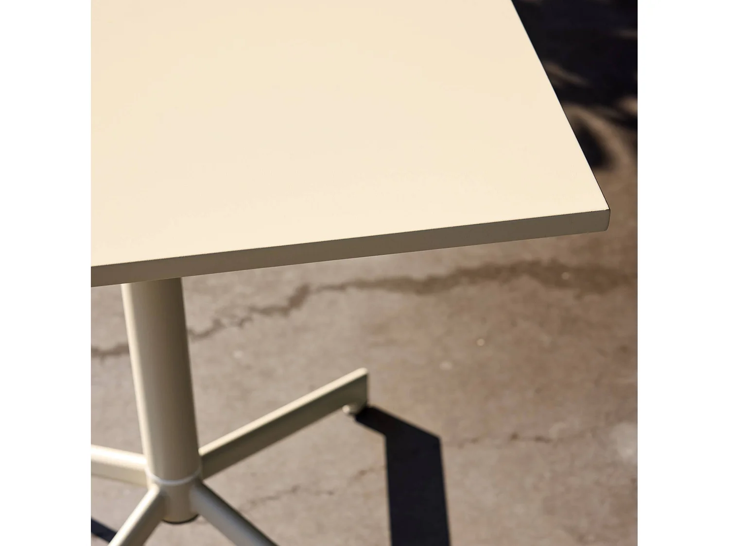 Table de jardin bistrot carrée pliante acier 2 places 70 cm beige - Chiara