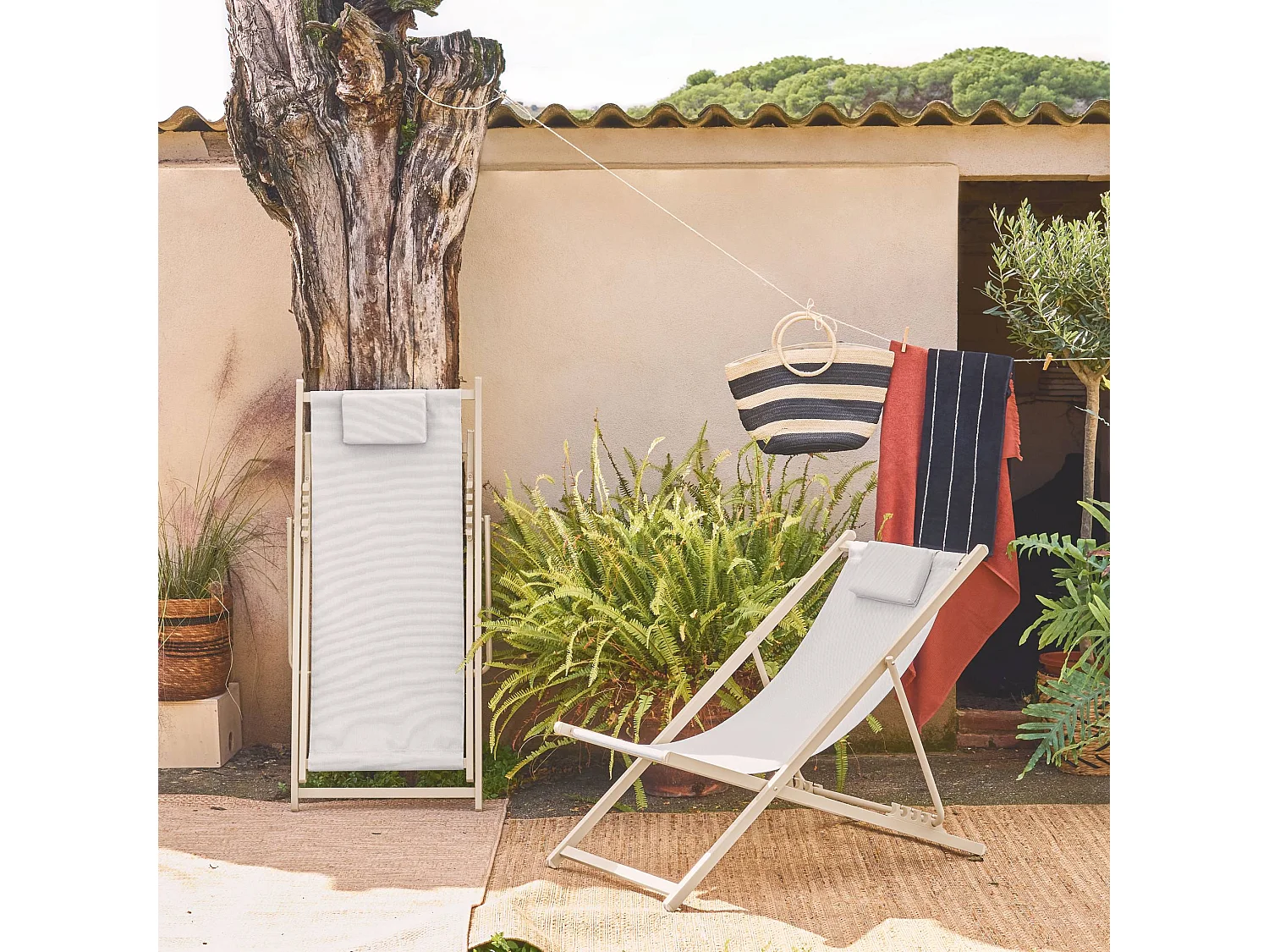 Lot de 2 chaises pliantes MATERA acier et textilène avec coussin. beige. 102 x 62 x 81 cm