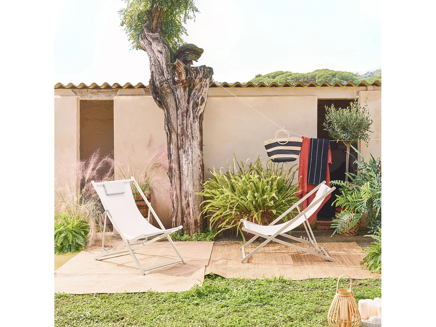 Lot de 2 chaises pliantes MATERA acier et textilène avec coussin. beige. 102 x 62 x 81 cm