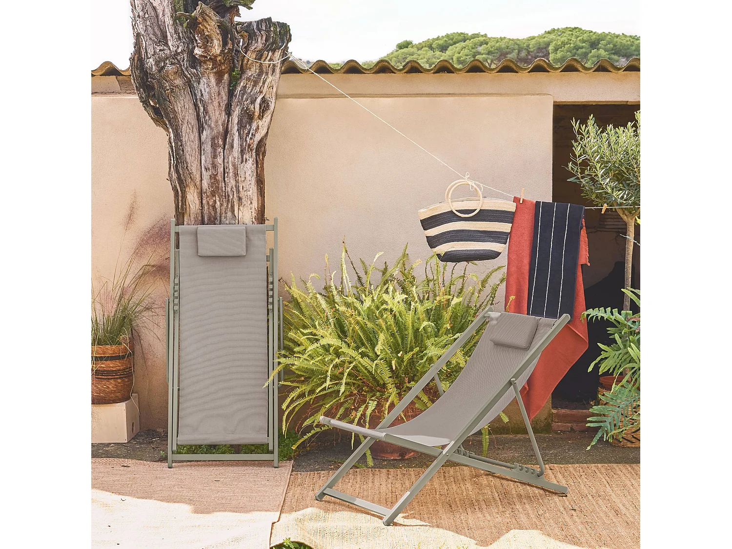 Lot de 2 chaises pliantes MATERA  acier / textilene avec coussin. kaki. 102 x 62 x 81 cm