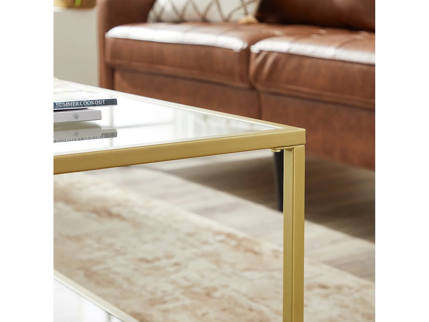 Valora Couchtisch mit goldener Glasplatte für das Wohnzimmer