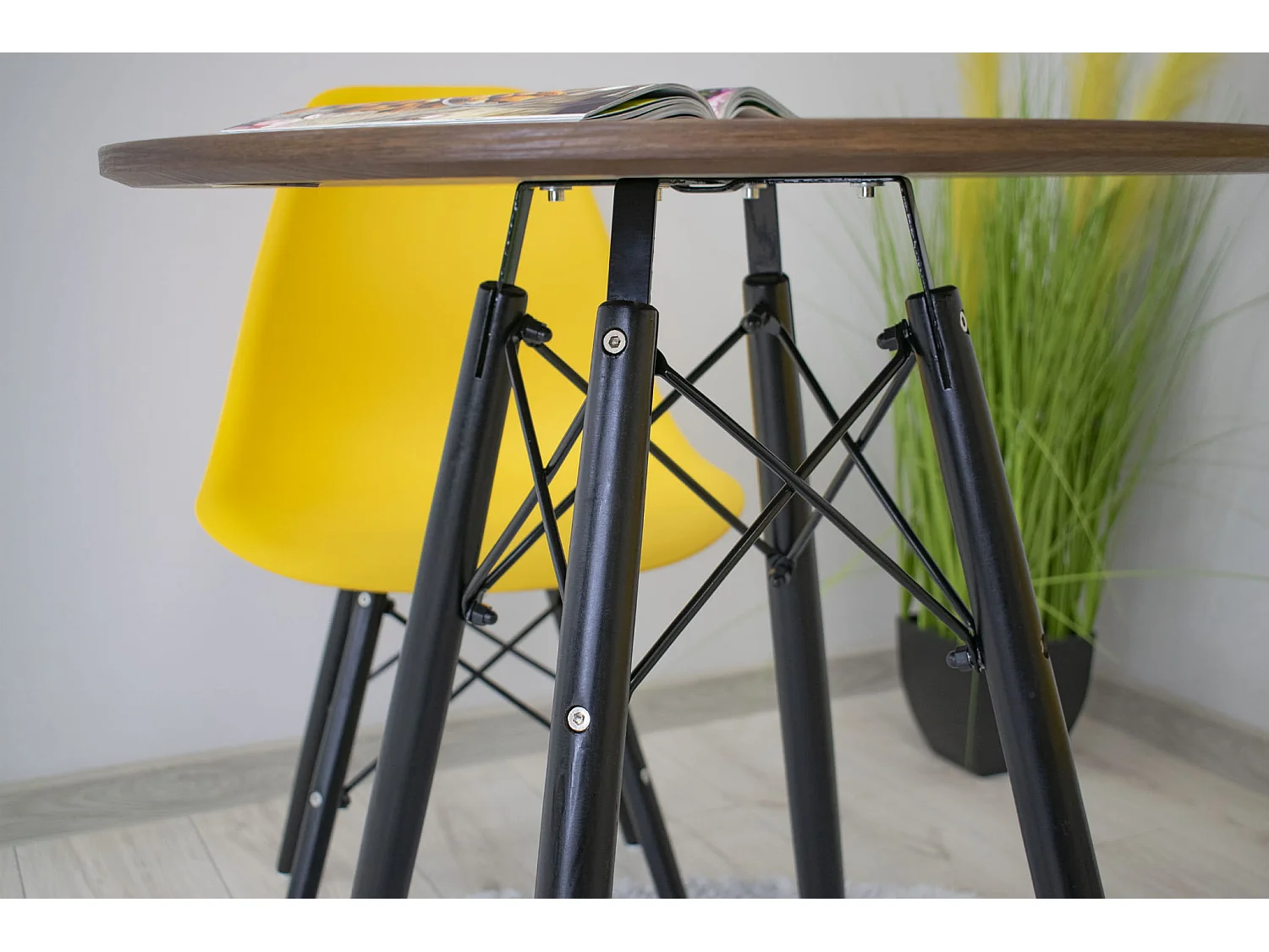 Table ronde Valora KOVA en frêne foncé 60 cm