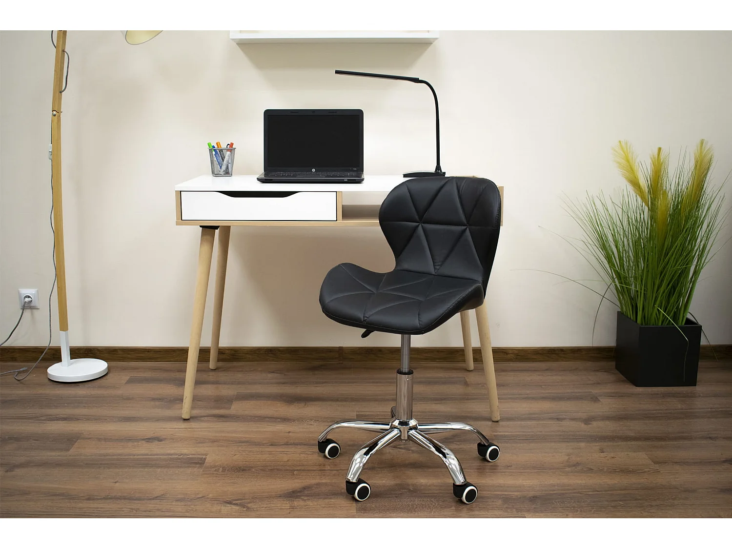 Chaise pivotante Valora AVOLA ergonomique noire pour bureau