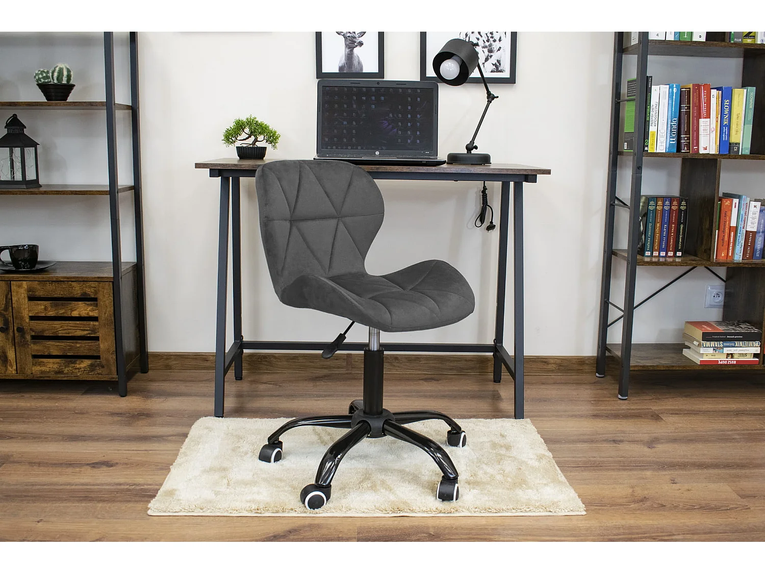 Cadeira giratória Valora NOTO em veludo cinza escuro, ergonômica, para escritório.