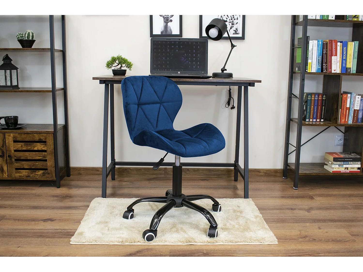 Silla giratoria Valora NOTO de terciopelo, diseño ergonómico azul marino