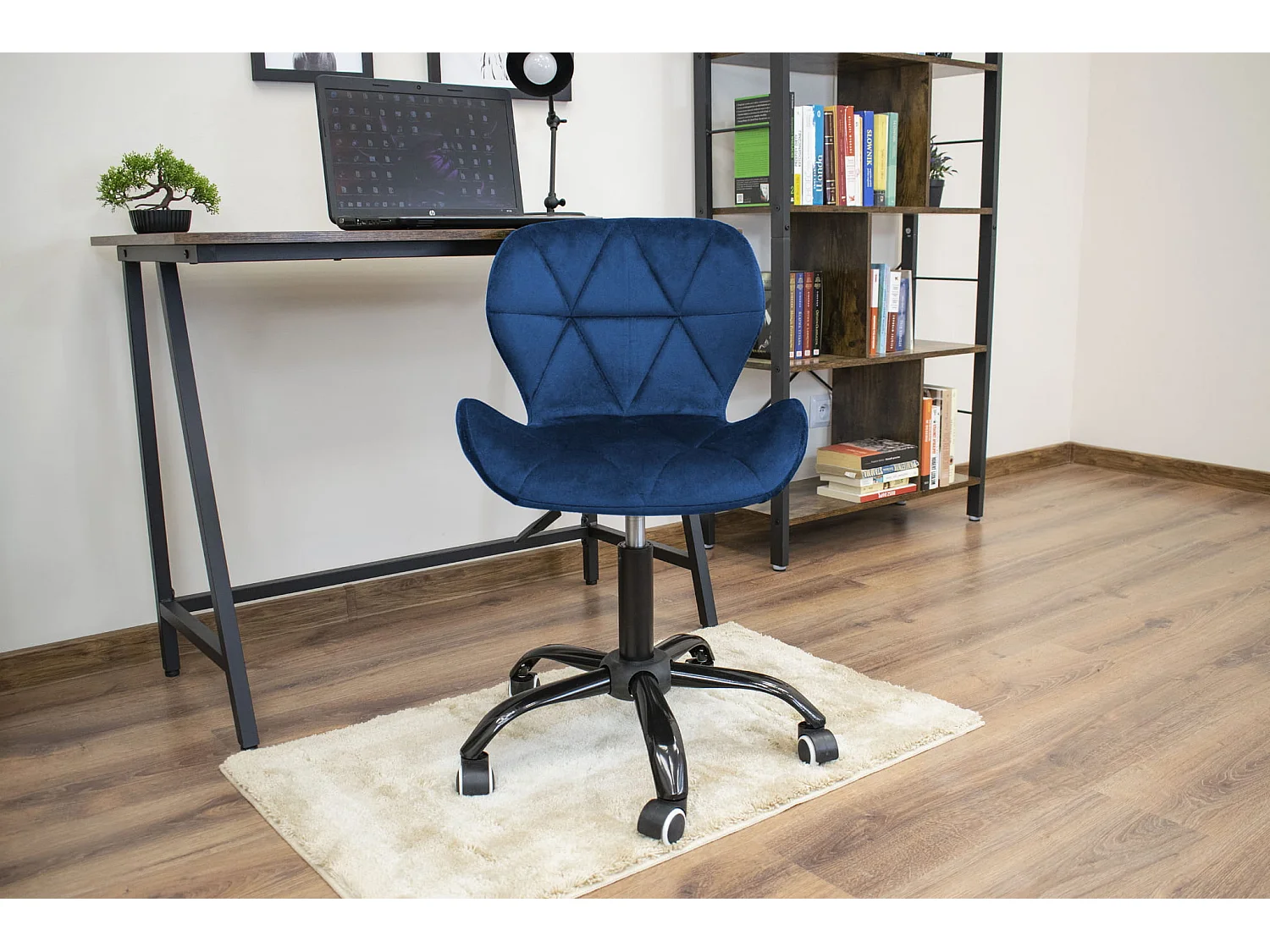 Silla giratoria Valora NOTO de terciopelo, diseño ergonómico azul marino