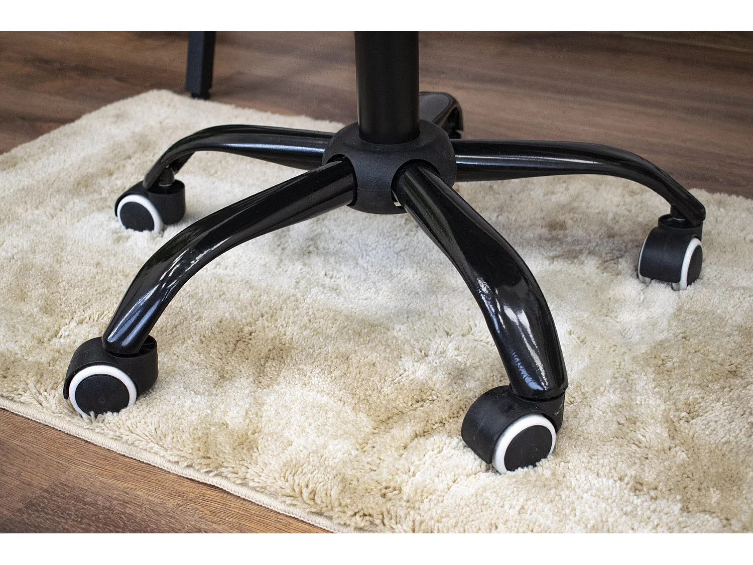 Fauteuil pivotant Valora NOTO en velours bleu marine, design ergonomique