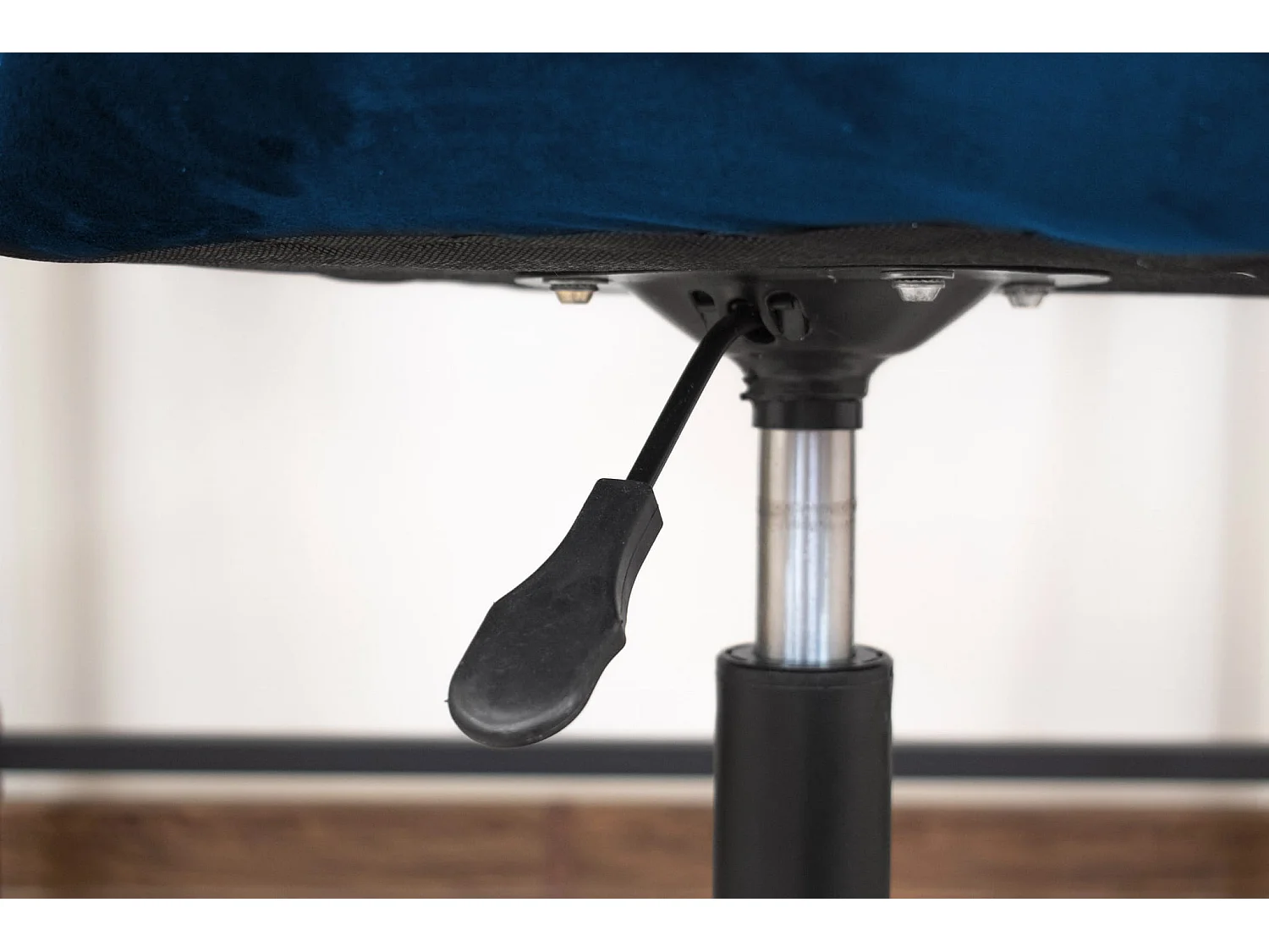 Valora NOTO Drehsessel aus Samt, Marineblau, ergonomisches Design