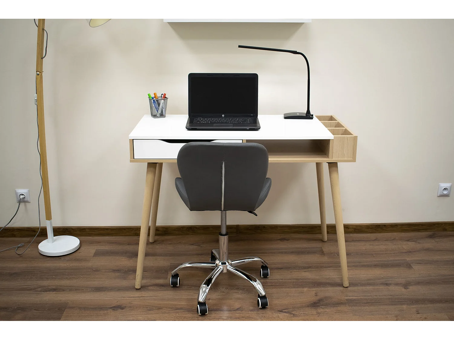 Silla giratoria Valora AVOLA, color gris, diseño ergonómico para oficina