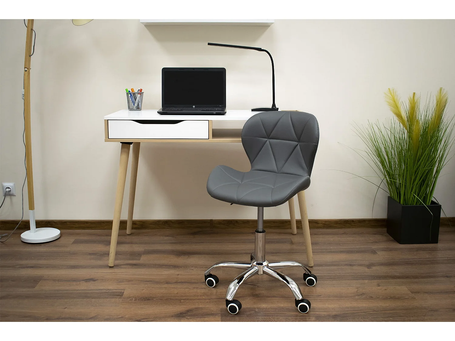 Silla giratoria Valora AVOLA, color gris, diseño ergonómico para oficina
