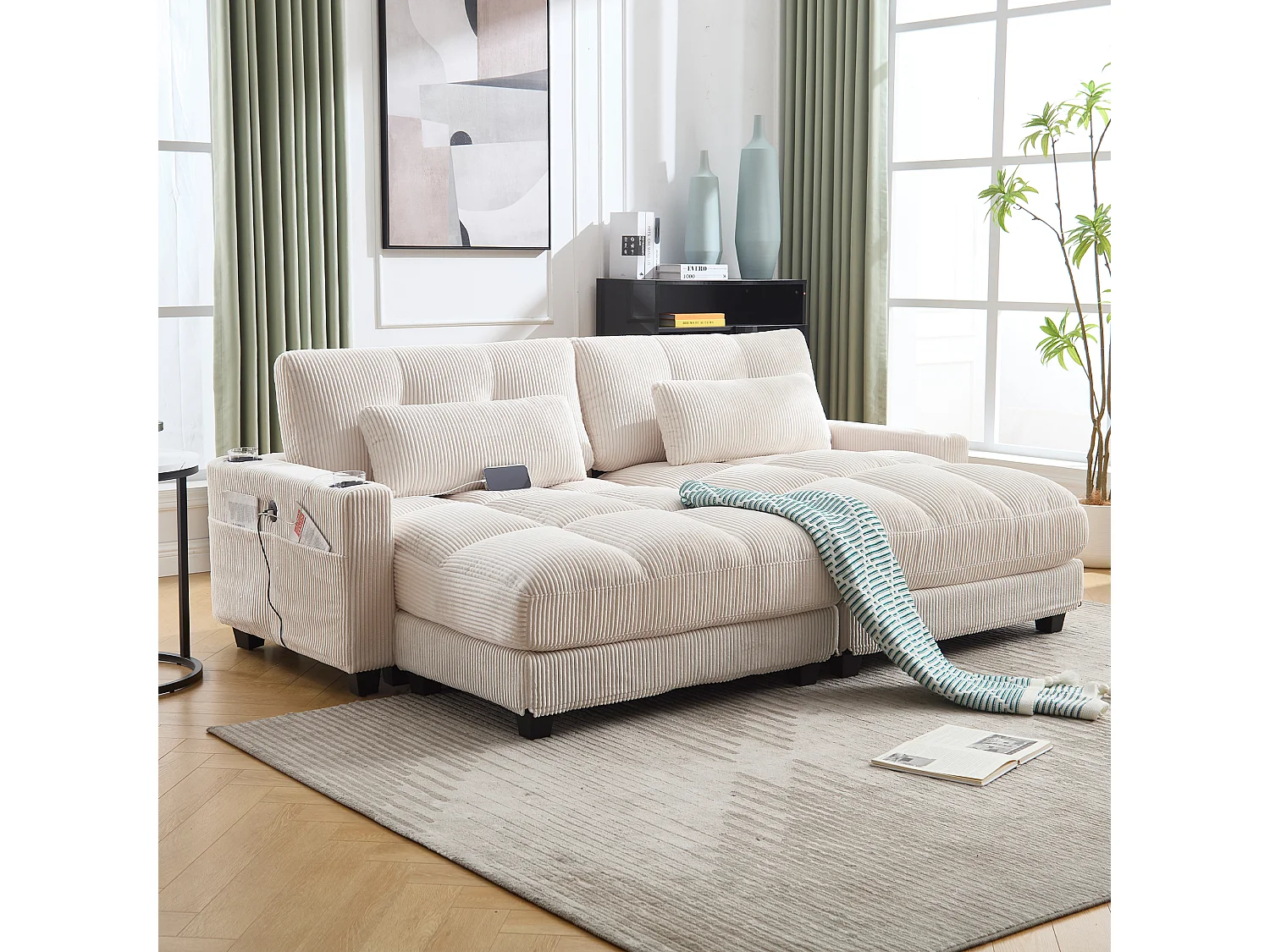 Poltrona estofada em veludo bege com braços acolchoados, apoio de cabeça, porta-copos e bolso lateral, ideal para sala e quarto