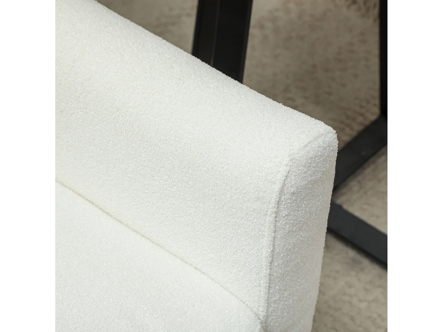 Poltrona con cuscino in pile Teddy bianco, comoda seduta trapuntata con gambe in legno, ideale per soggiorno o camera da letto