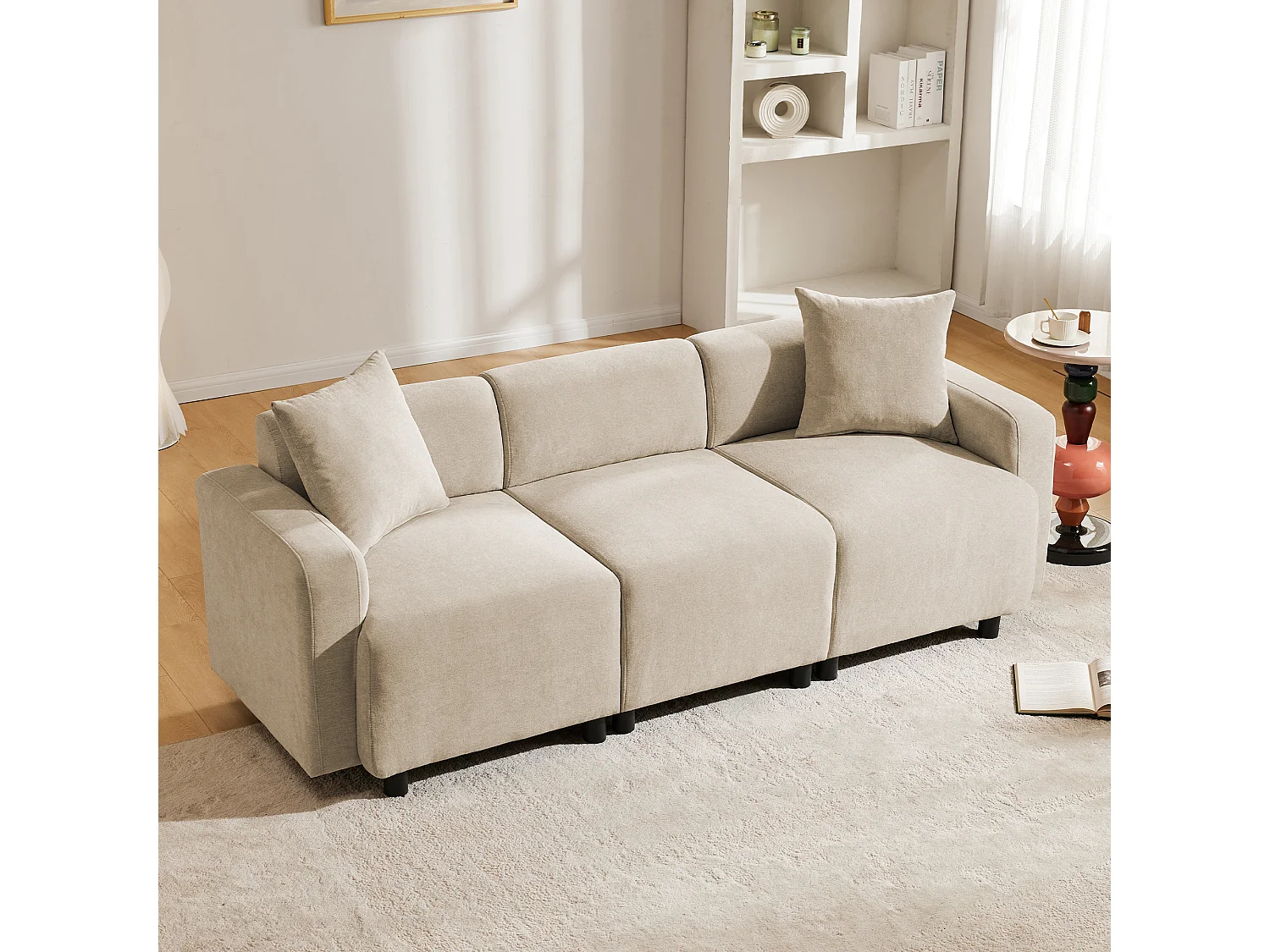 Sofá de tela de 3 plazas, estilo moderno y cómodo, con cojines decorativos, perfecto para salón o apartamento.