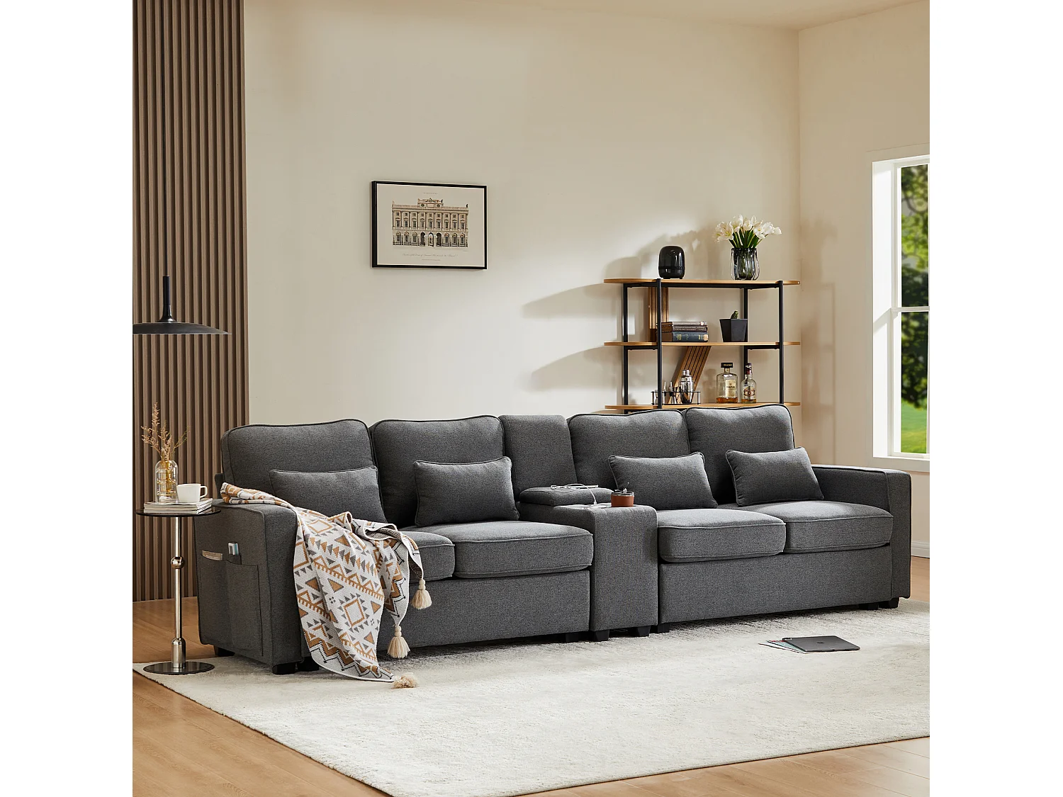 Canapé 4 places en lin avec console, 2 porte-gobelets, 2 ports USB, poches accoudoirs et 4 coussins, style simple pour salon ou appartement