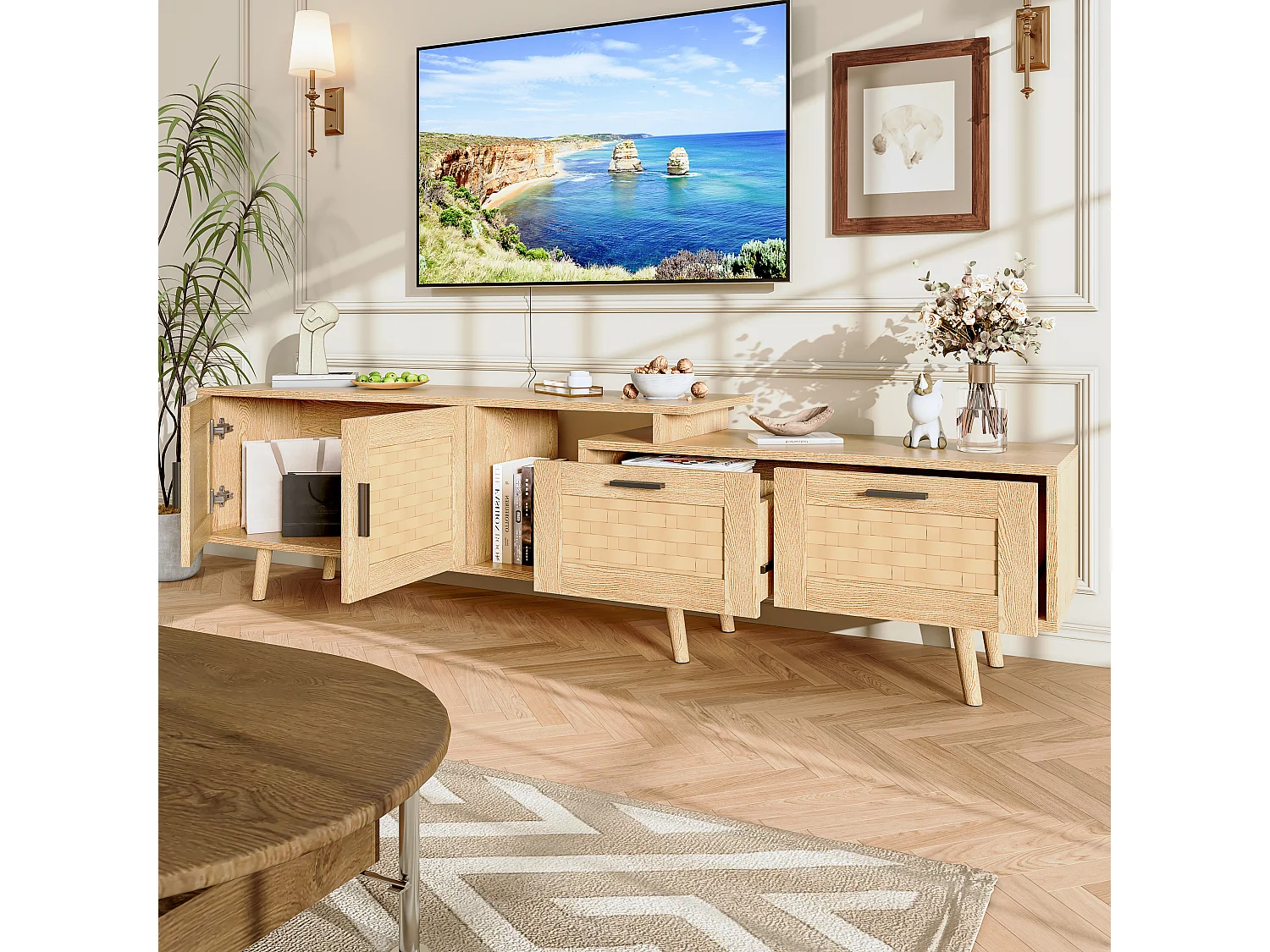 Meuble TV extensible en chêne clair avec portes en rotin tressé, grand espace de rangement et design naturel moderne