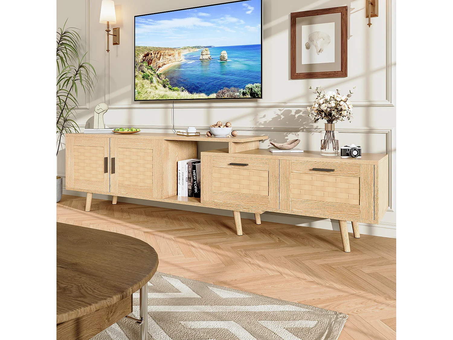 Meuble TV extensible en chêne clair avec portes en rotin tressé, grand espace de rangement et design naturel moderne